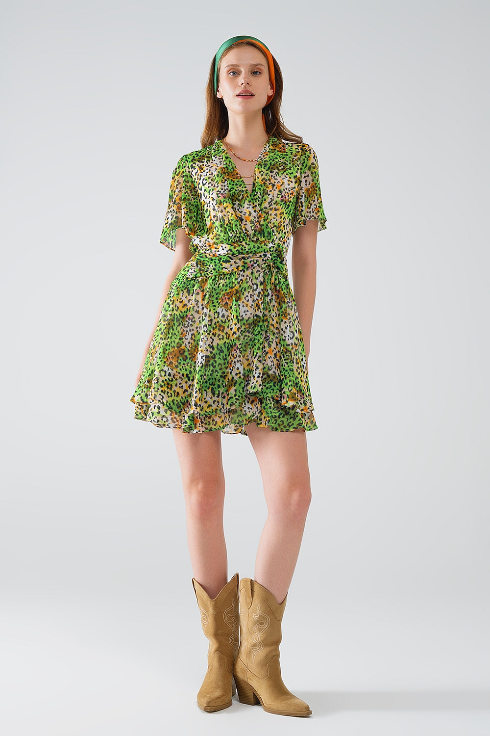 Q2 Abito corto verde multicolore con top incrociato con stampa animalier