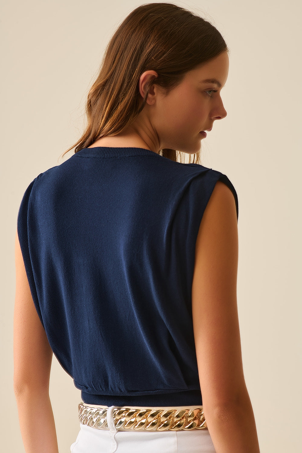 Top senza maniche in maglia con drappeggio sulle spalle in blu scuro
