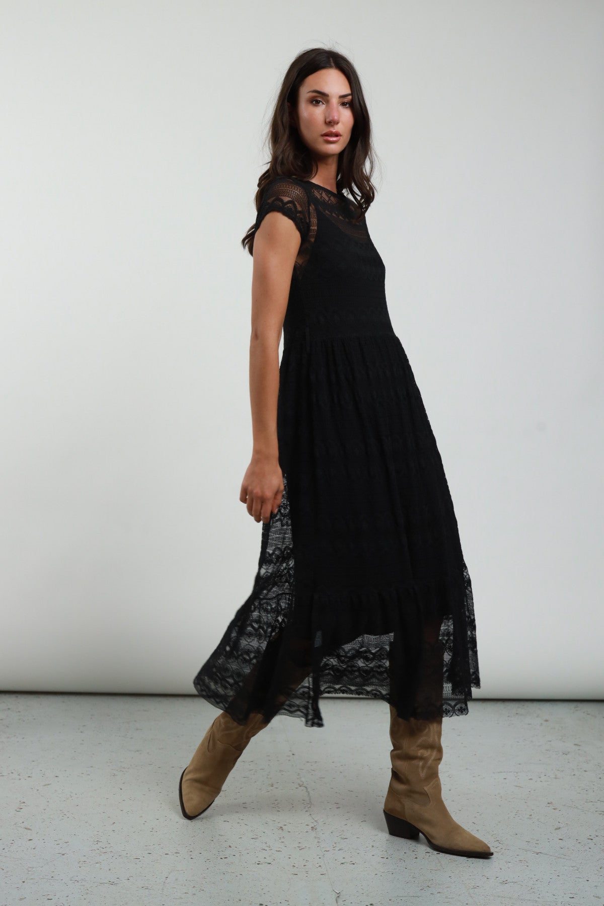 0636 Abito Pizzo Maniche Corte