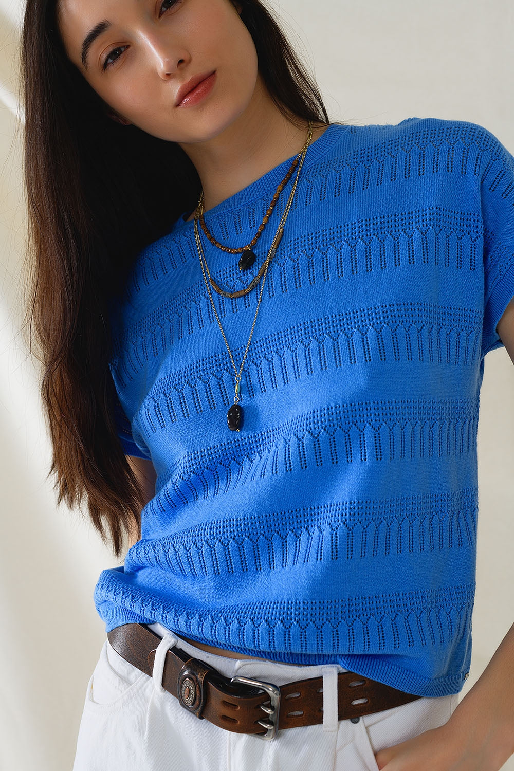 Felpa blu con design in pizzo e maniche corte