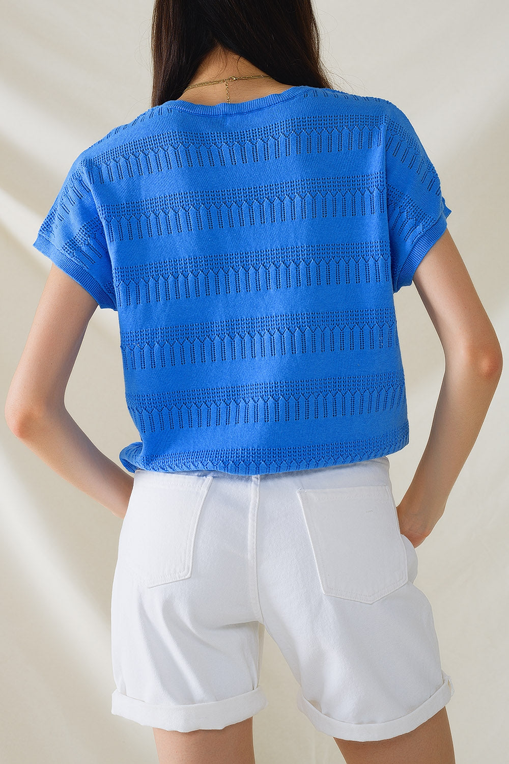 Felpa blu con design in pizzo e maniche corte