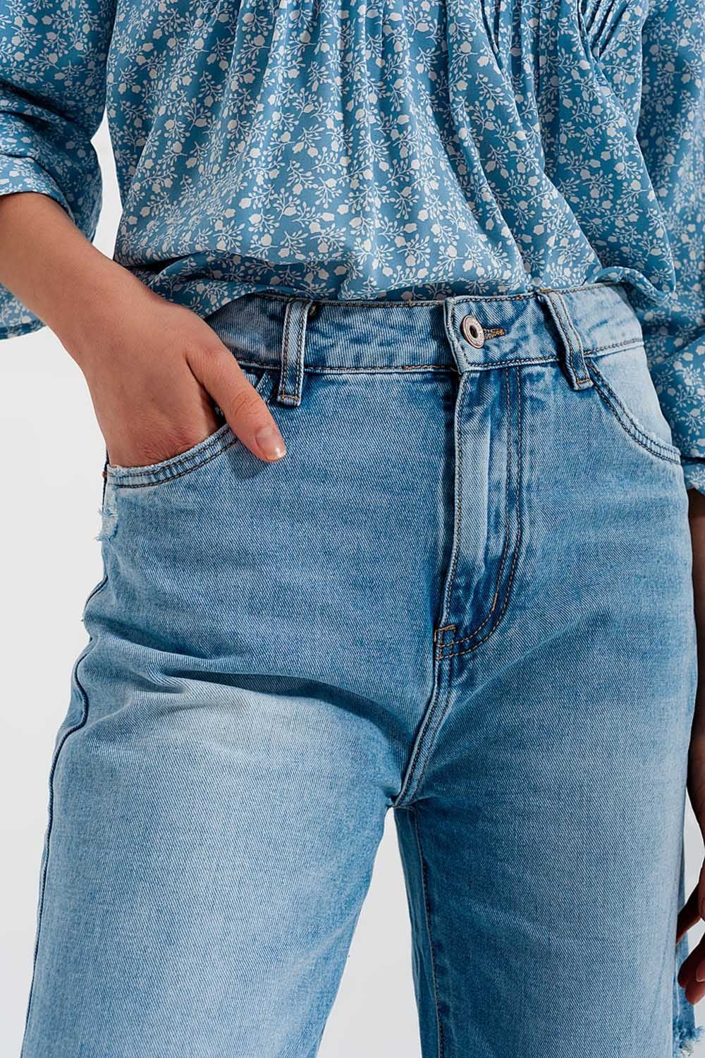 Jeans a fondo ampio con strappi sulle ginocchia lavati blu