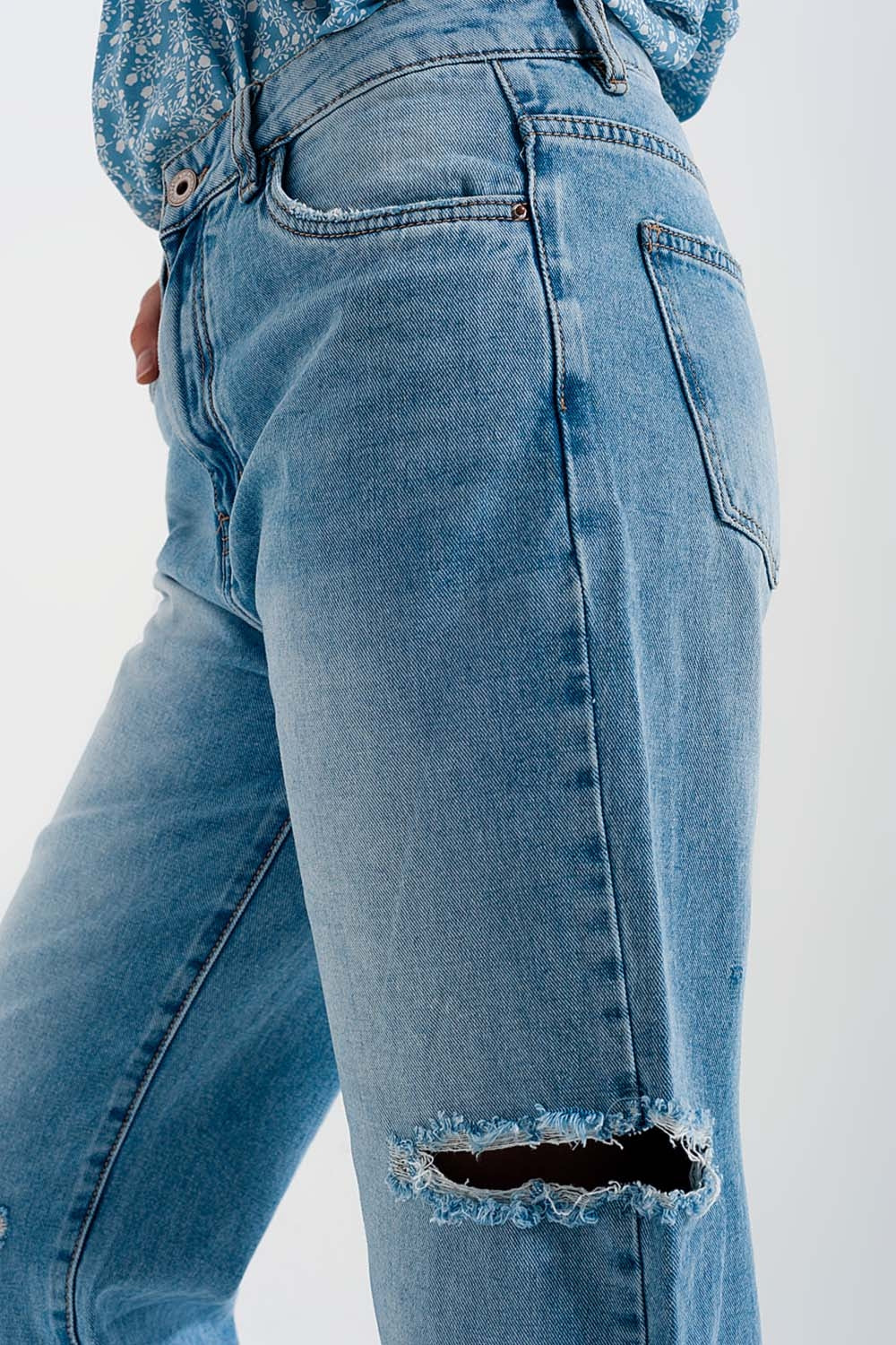 Jeans a fondo ampio con strappi sulle ginocchia lavati blu