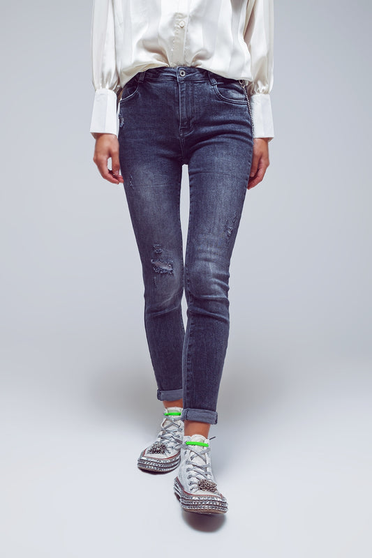 Q2 Jeans aderenti dal taglio stretto con effetto usurato di colore grigio