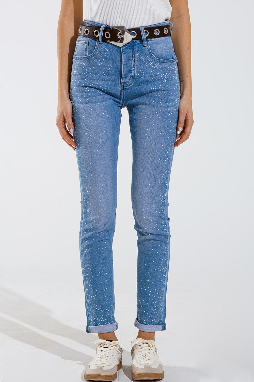 Q2 Jeans skinny in blu slavato con strass sul davanti