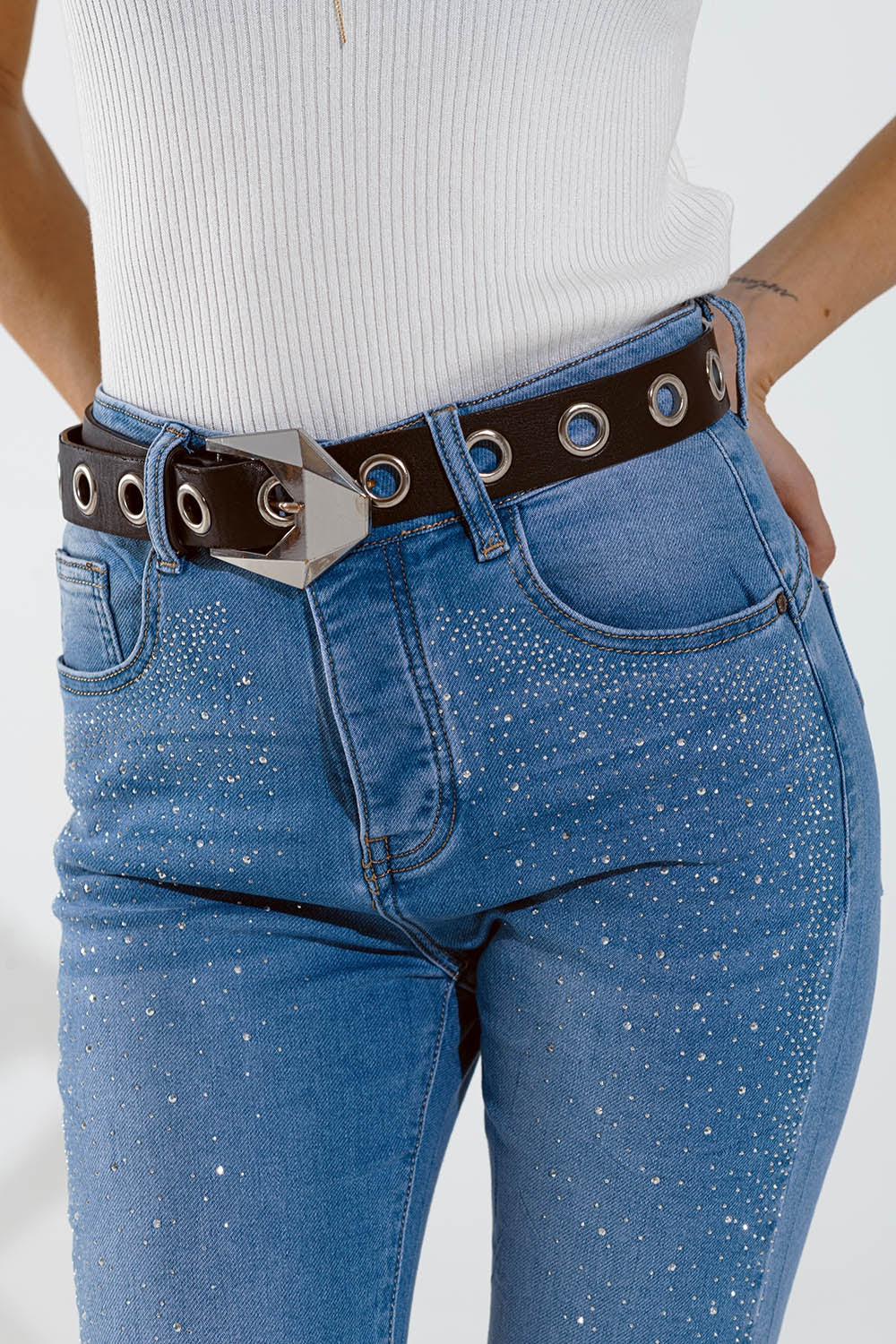 Jeans skinny in blu slavato con strass sul davanti