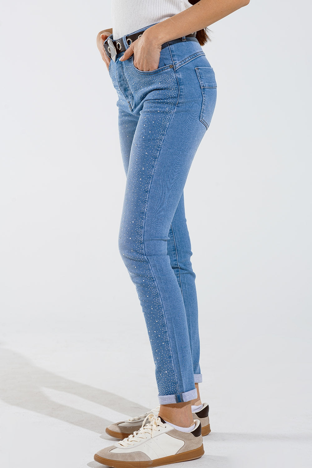 Jeans skinny in blu slavato con strass sul davanti