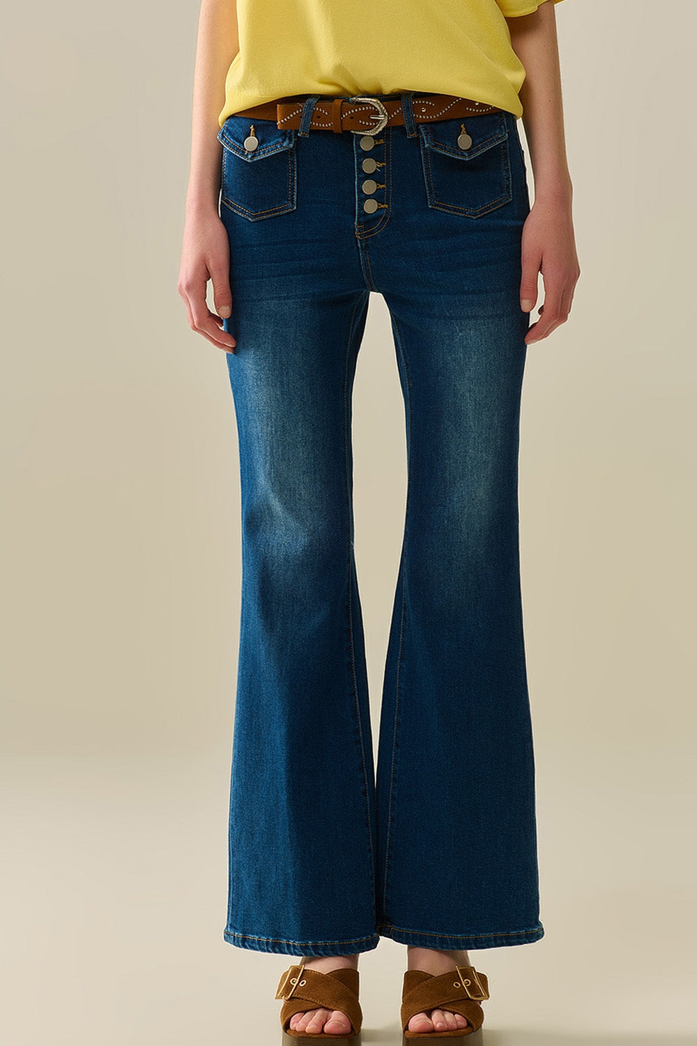 Q2 jeans svasati a lavaggio medio con tasche