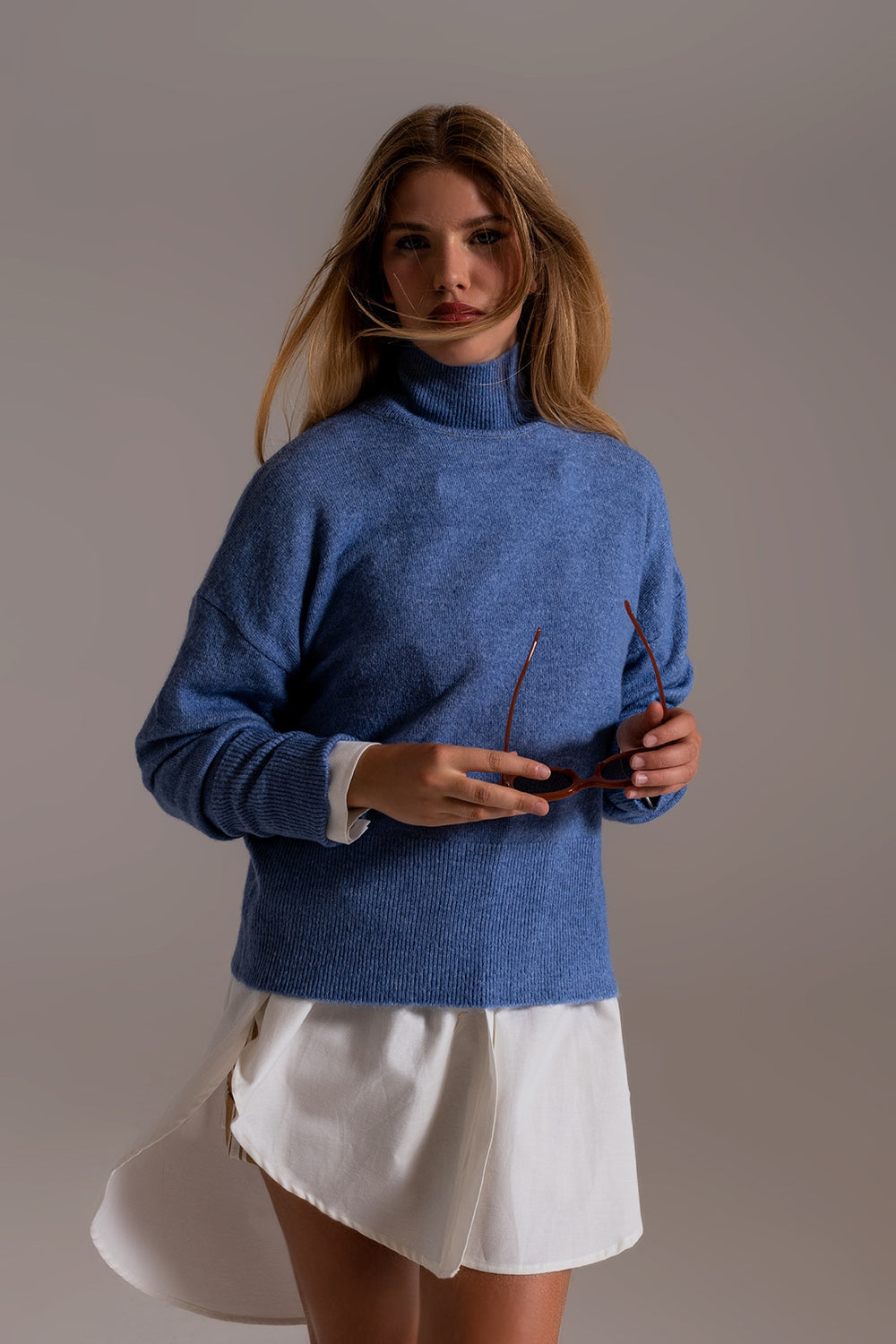 Maglione a collo alto blu in un tessuto a maglia morbida