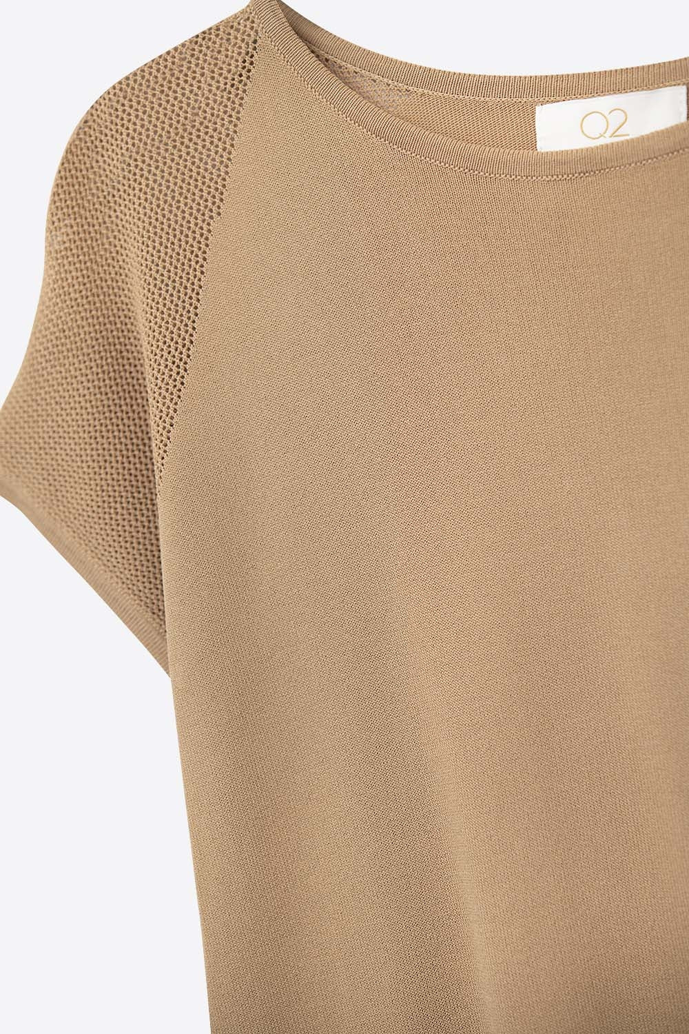 Maglione a maniche corte a coste color cammello con maglia sulle spalle