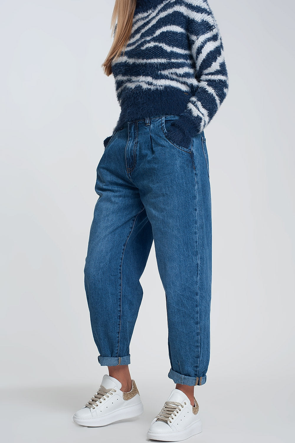 Mom jeans a vita alta con due ruches in vita in blu lavaggio scuro