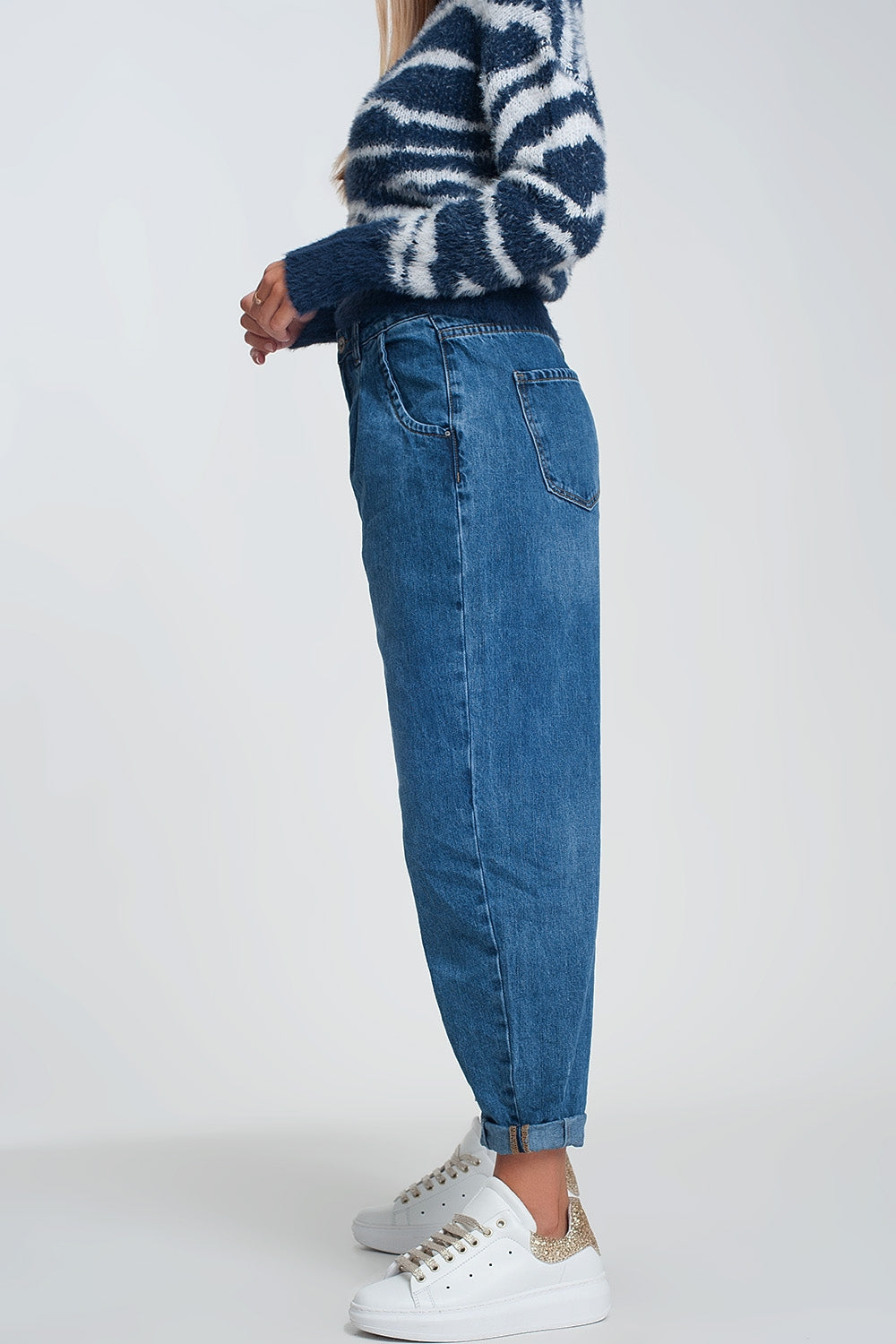 Mom jeans a vita alta con due ruches in vita in blu lavaggio scuro